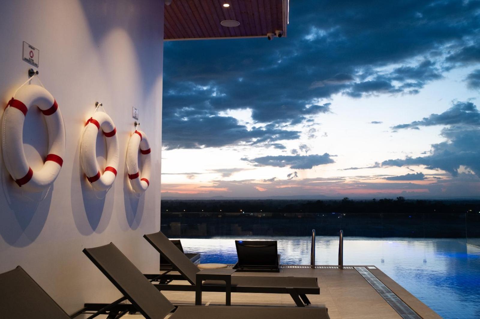 One Riviera Hotel And Residences Ban Souanmone Exteriör bild